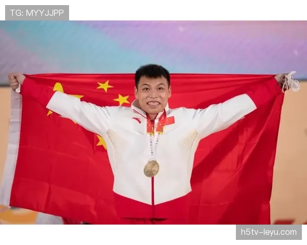 谌利军训练完直接啃鸡腿，这自律和放纵切换得太丝滑了